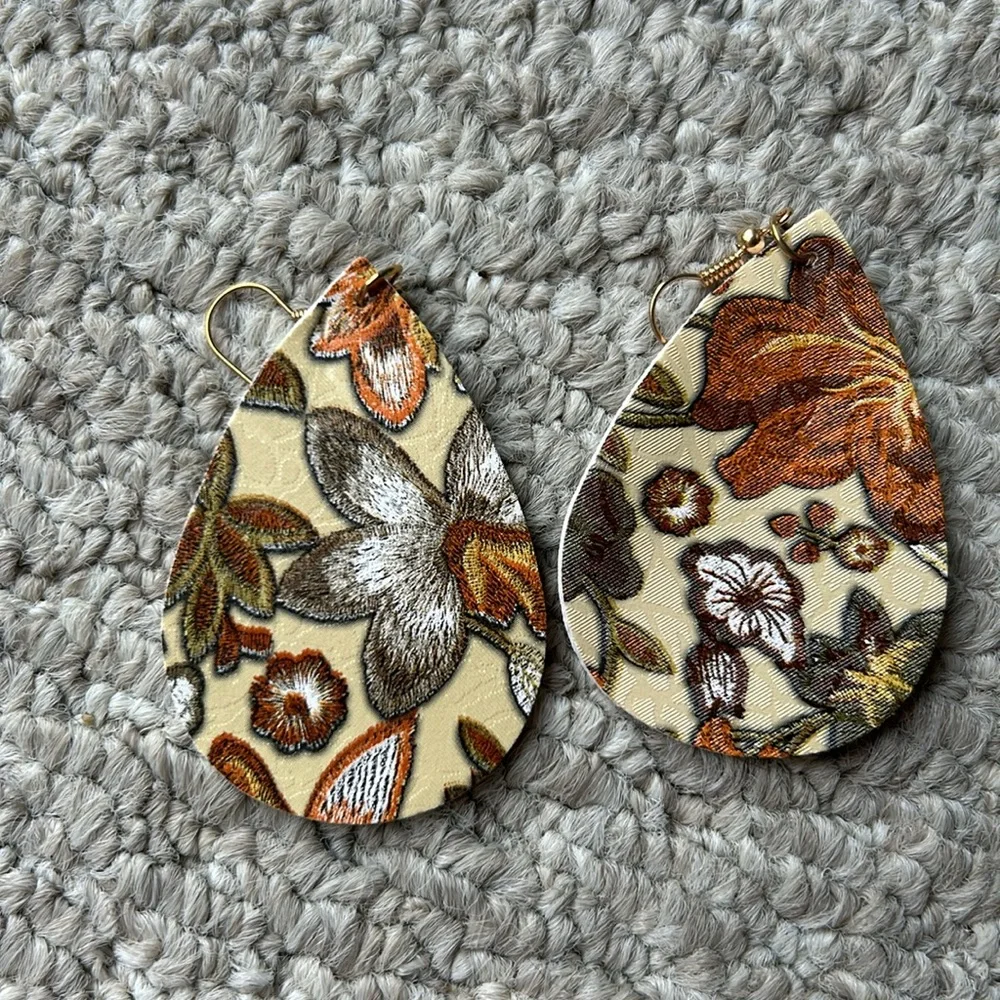 Floral earrings - Picture 3 of 4